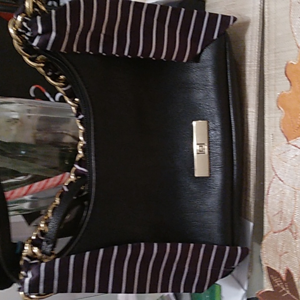 Small purse with chain and scarf. Never used. Ok